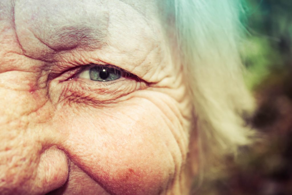 加齢による老眼とスマホ老眼の原因と対策に効果的な目に良いサプリメントの選び方！