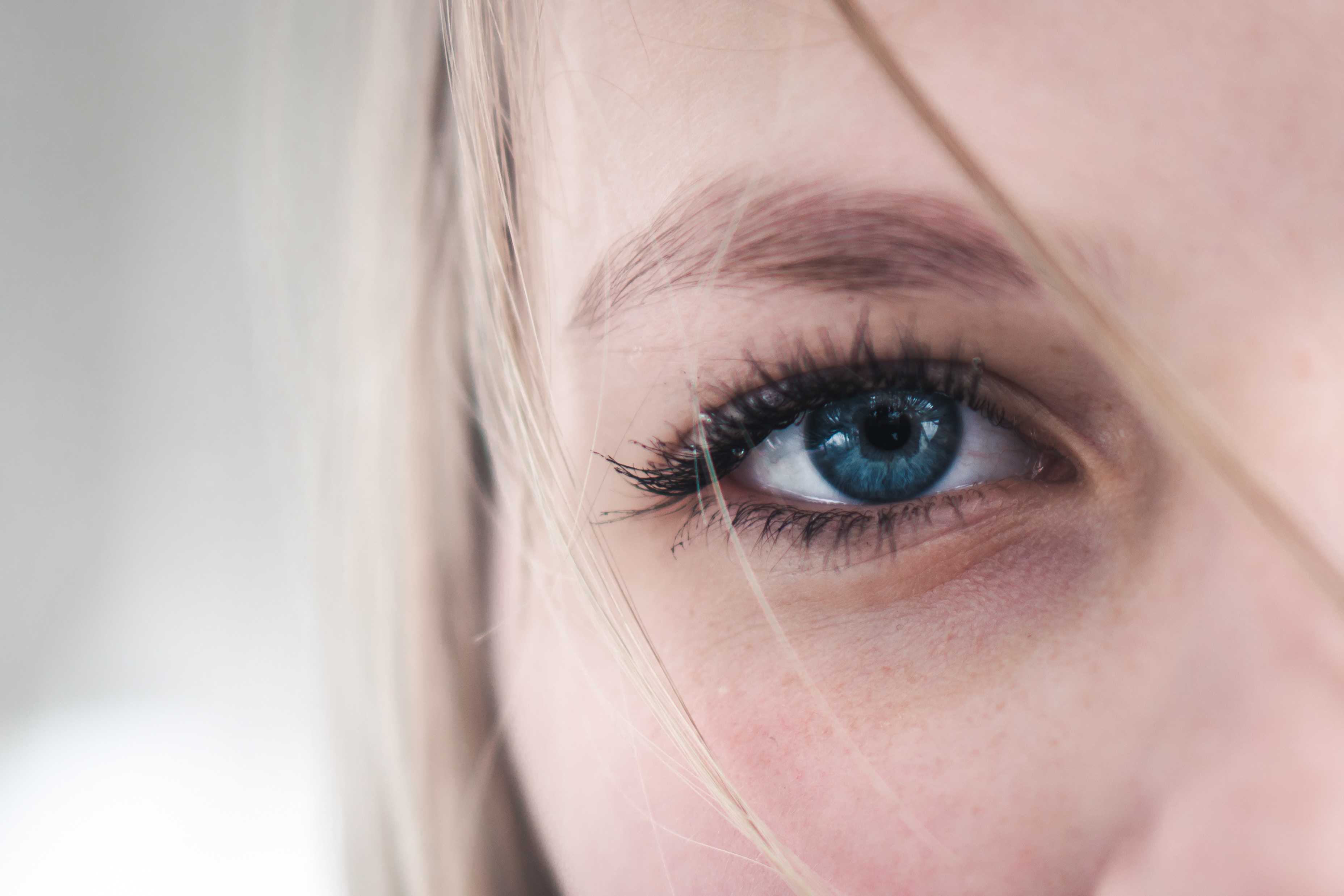 眼瞼痙攣(がんけんけいれん)の症状・原因から治療方法・予防対策まで徹底解説！